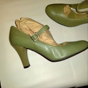 SZ 8 sage green Marcella heels